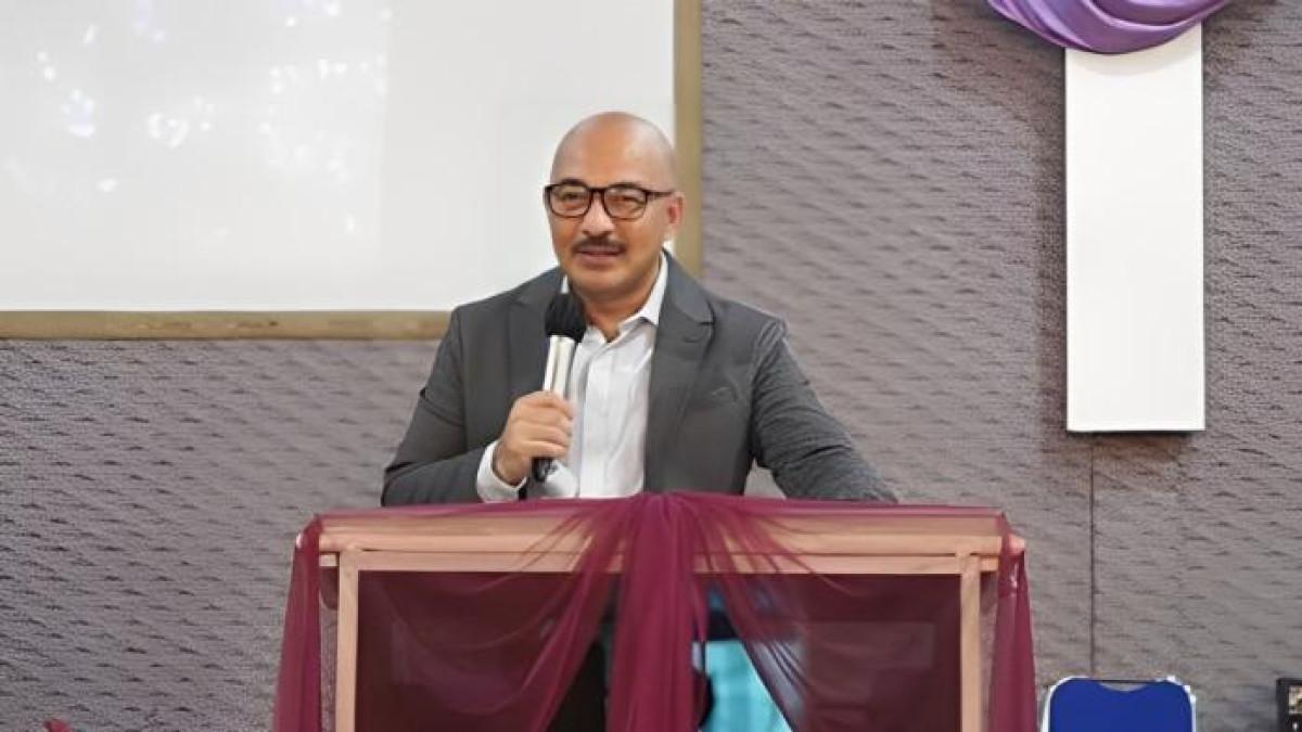 RUMAH HAKIM TERBAKAR - Hakim Khamozaro Waruwu saat menyampaikan khotbah di sebuah gereja.