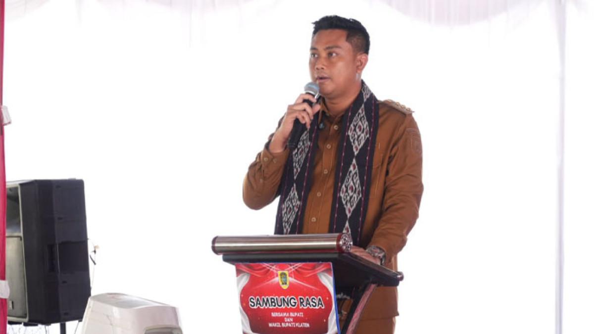 SAMBUNG RASA KLATEN - Bupati Klaten Hamenang Wajar Ismoyo memberikan sambutan saat Program Sambung Rasa, pada Selasa (9/9/2025) di Joglo Kesenian Pringgondani, Desa Kemalang, Kecamatan Kemalang, Klaten.