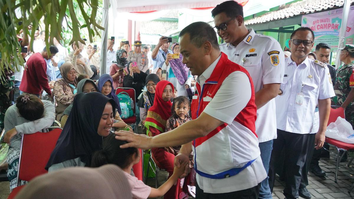 PEMKAB KLATEN - Bupati Klaten Hamenang Wajar Ismoyo mendampingi Gubernur Jawa Tengah Ahmad Luthfi saat meninjau langsung vaksinasi campak di Puskesmas Klaten Tengah, Rabu (8/4/2026).