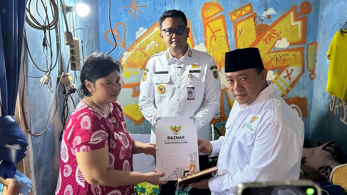 KORBAN KLITIH KLATEN - Bupati Klaten Hamenang Wajar Ismoyo bersama Baznas Klaten menyerahkan bantuan kepada orang tua korban Aldino Akbar (daser merah), Rabu (3/6/2026).