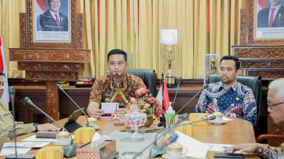 PENANGANAN KEKERINGAN KLATEN - Bupati Klaten Hamenang Wajar Ismoyo dan Wakil Bupati Benny Indra Ardhianto pimpin Rapat Koordinasi Darurat Kekeringan di Ruang Kerja Bupati Klaten, Kamis (18/9/2025) bersama Badan Nasional Penanggulangan Bencana (BNPB).