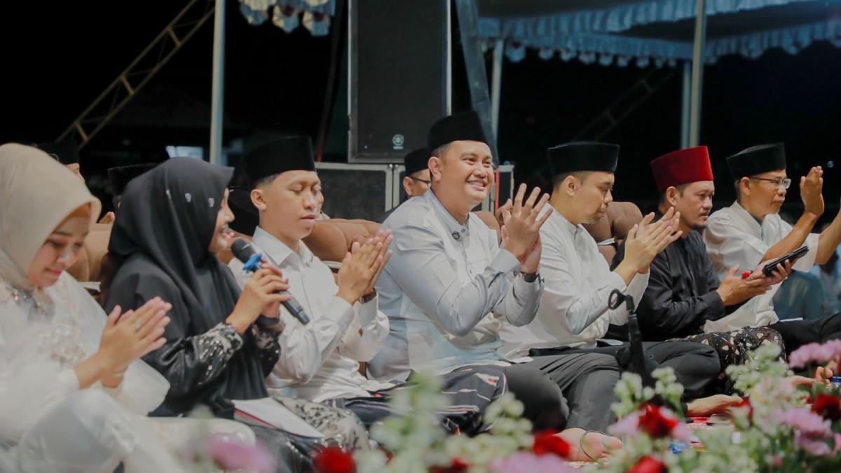 KLATEN BERSHOLAWAT - Bupati Klaten Hamenang Wajar Ismoyo bersama Wakil Bupati Benny Indra Ardhianto duduk di barisan depan bersama Ustadzah Mumpuni dan para tokoh agama dalam kegiatan Klaten Berdzikir dan Bersholawat (KBBS) di Lapangan Gaden, Kecamatan Trucuk, Klaten, Minggu (2/11/2025) malam.
