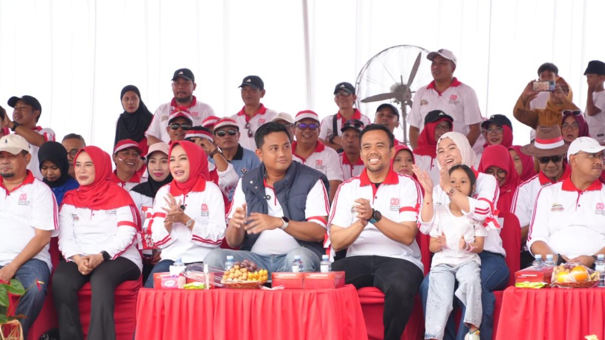 KARNAVAL PEMBANGUNAN KLATEN - Bupati Klaten Hamenang Wajar Ismoyo dan Wakil Bupati Benny Indra Ardhianto, didampingi sang istri, turut menyaksikan Karnaval Pembangunan Kabupaten Klaten 2025, pada Selasa (19/8/2025).