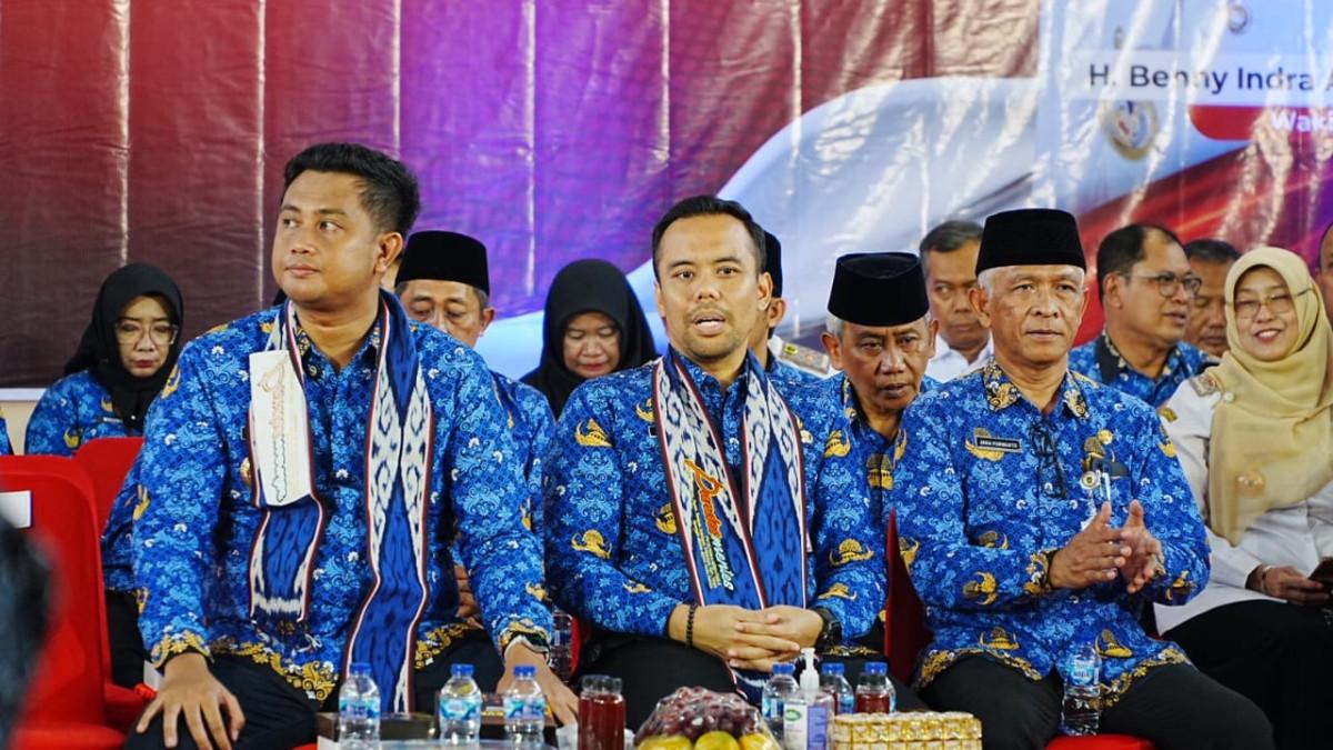 PROGRAM SAMBUNG RASA - Bupati Hamenang dan Wabup Benny mendengarkan beragam potensi Desa Pandes yang disampaikan Kepala Desa Heru Purnomo, saat Sambung Rasa di Desa Pandes, Kecamatan Wedi, Klaten, Rabu (12/11/2025).