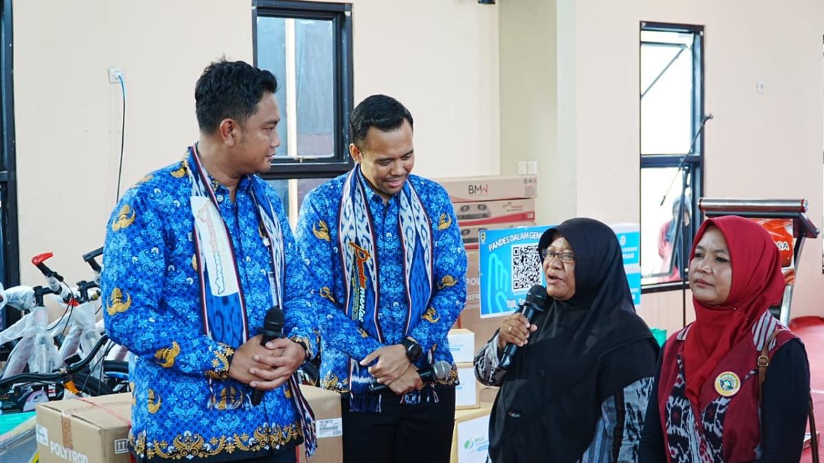 PROGRAM SAMBUNG RASA - Bupati Klaten Hamenang didampingi Wabup Klaten Benny berdialog dengan warga saat Sambung Rasa di Gedung Serbaguna Pringgodani, Desa Pandes, Kecamatan Wedi, Klaten, Rabu (12/11/2025).