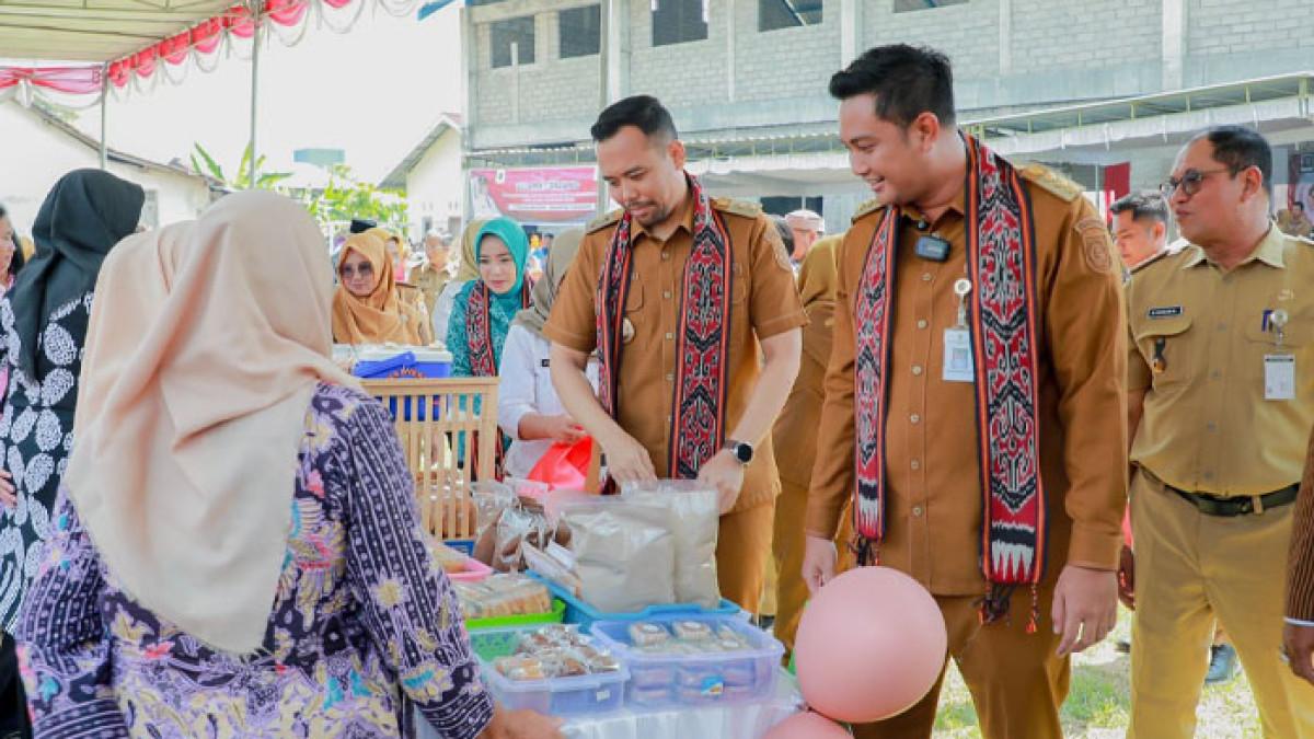 PROGRAM SAMBUNG RASA - Bupati Klaten Hamenang Wajar Ismoyo dan Wabup Benny Indra Ardhianto kunjungi stand UMKM saat pelaksanaan Sambung Rasa di Gedung Bima Sakti, Desa Malangjiwan, Kecamatan Kebonarum, Klaten, Selasa (7/10/2025).
