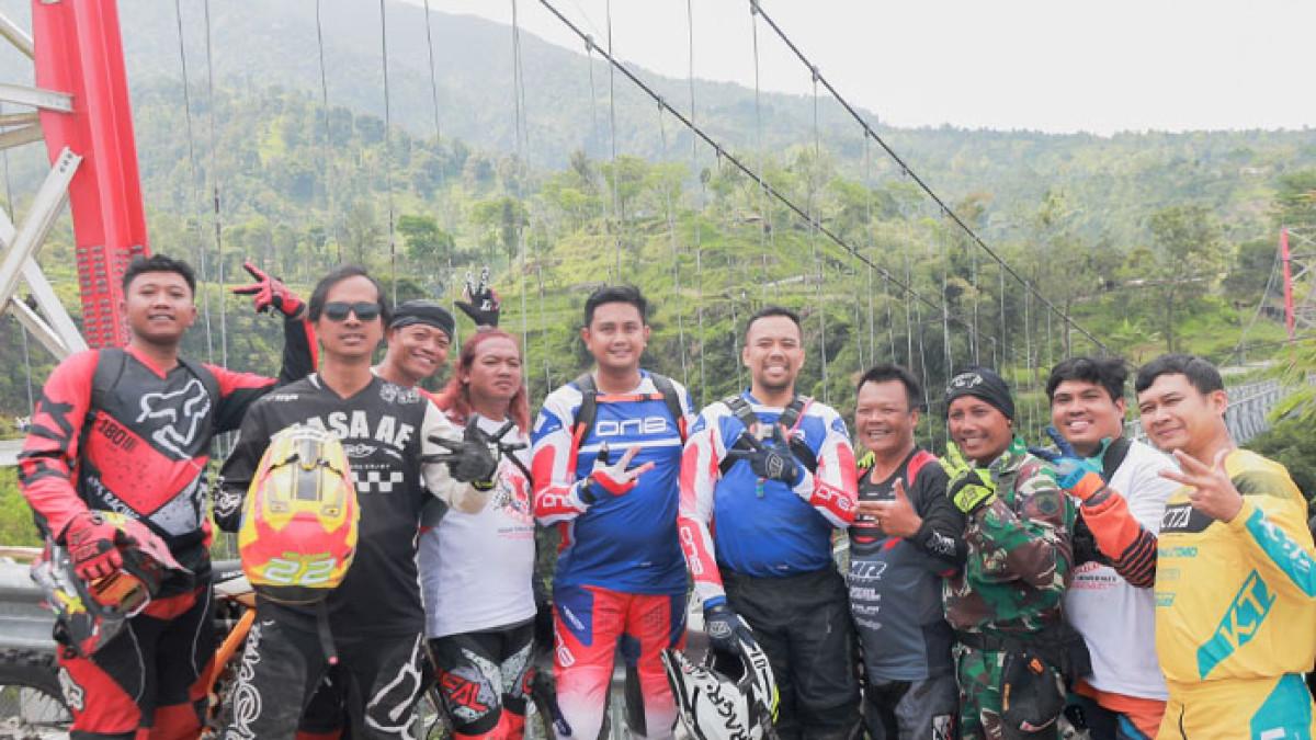 WISATA DI KLATEN - Bupati Klaten Hamenang Wajar Ismoyo bersama Wakil Bupati Benny Indra Ardhianto ikut menjajal jalur Ajang Trail Trabas Klaten Adventure 2025 untuk mempromosikan potensi wisata alam di kawasan utara Klaten atau yang disebut “Klaten Lantai 2” pada Minggu (28/9/2025).