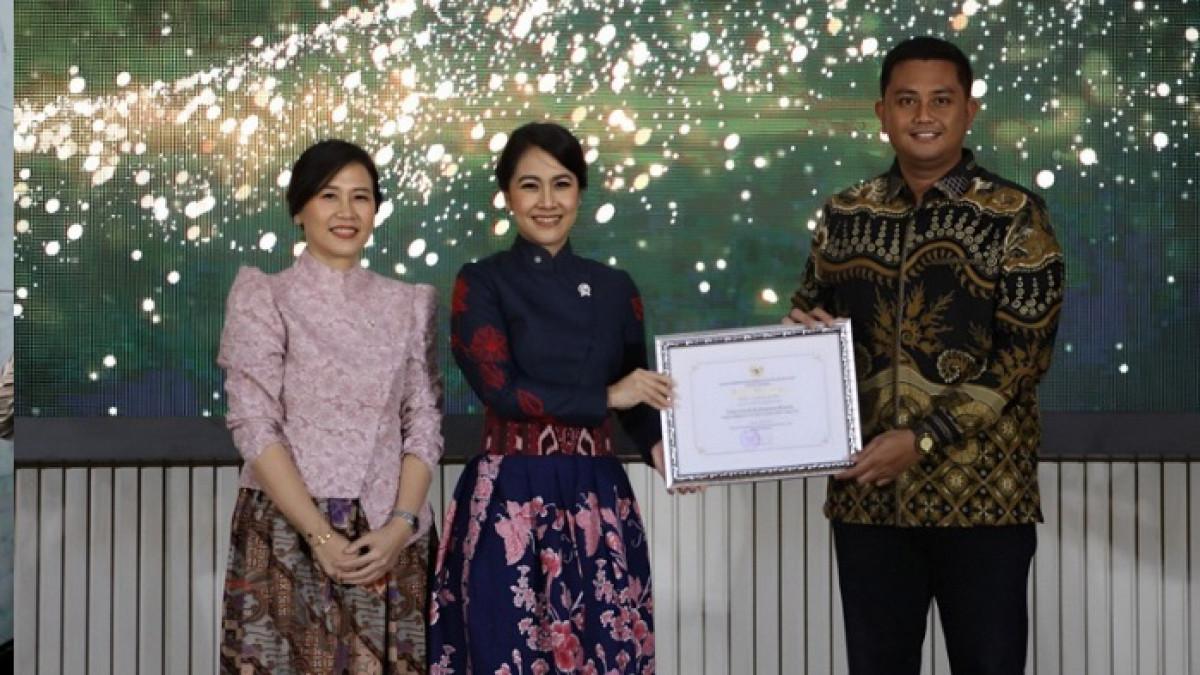 KABUPATEN LAYAK ANAK - Bupati Klaten Hamenang Wajar Ismoyo menerima penghargaan KLA kategori Nindya dari Kemen PPPA RI yang diserahkan oleh Wamen Kemendukbangga/BKKBN RI Ratu Ayu Isyana Bagoes Oka (tengah), didampingi Wamen Kemen PPPA RI Veronica Tan (kiri), kepada Bupati Klaten Hamenang Wajar Ismoyo di Auditorium KH. M. Rasjidi, Kementerian Agama RI, Jumat (8/8/2025).
