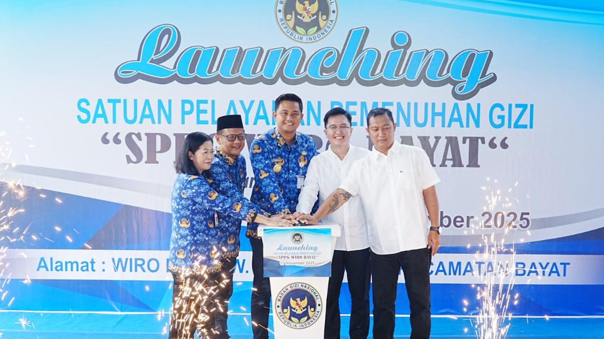 SPPG DI KLATEN - Bupati Klaten bersama pejabat terkait menekan tombol tanda peresmian SPPG Wiro Bayat, Senin (17/11/2025). Momen ini menandai dimulainya operasional layanan makan bergizi gratis di wilayah tersebut.