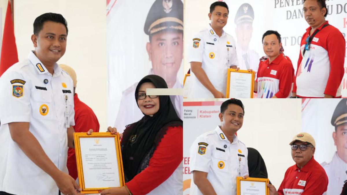 DONOR DARAH KLATEN - Bupati Klaten Hamenang Wajar Ismoyo menyerahkan piagam penghargaan pendonor darah sukarela ke-25 kali di Grha Bung Karno Klaten, Rabu (24/9/2025).