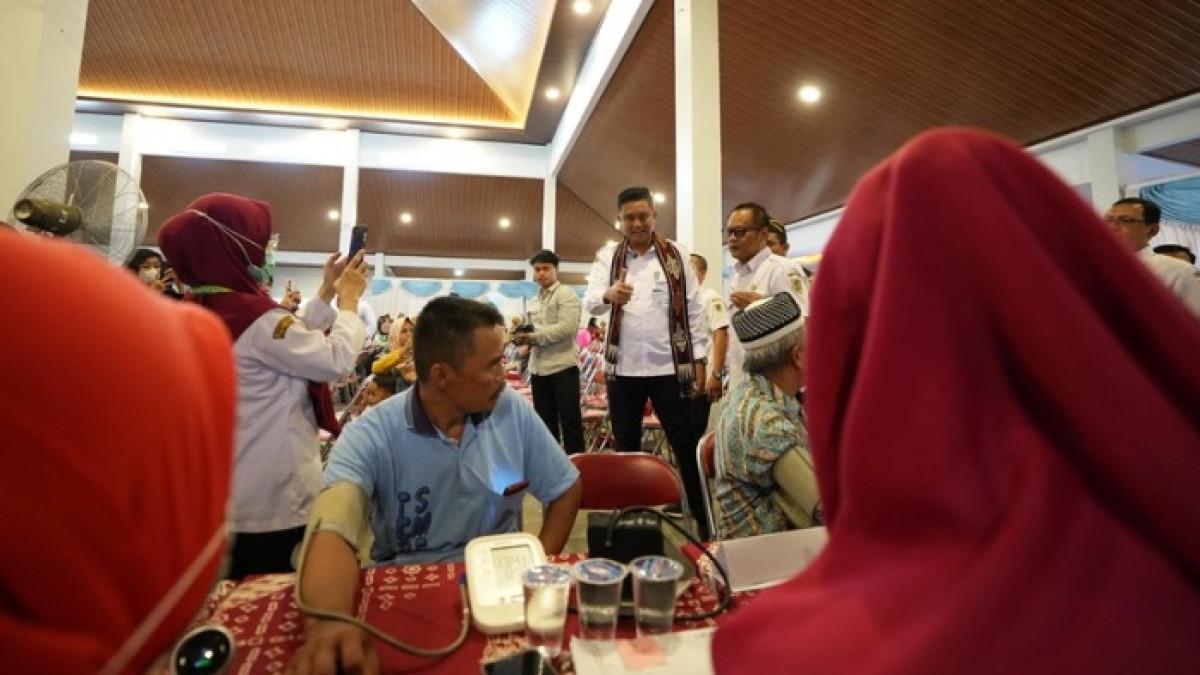 PROGRAM LAYANAN SPELING - Bupati Klaten Hamenang Wajar Ismoyo meninjau pelaksanaan program Layanan Dokter Spesialis Keliling (Speling) di Desa Sukorejo, Kecamatan Wedi, Rabu (30/7/2025). 