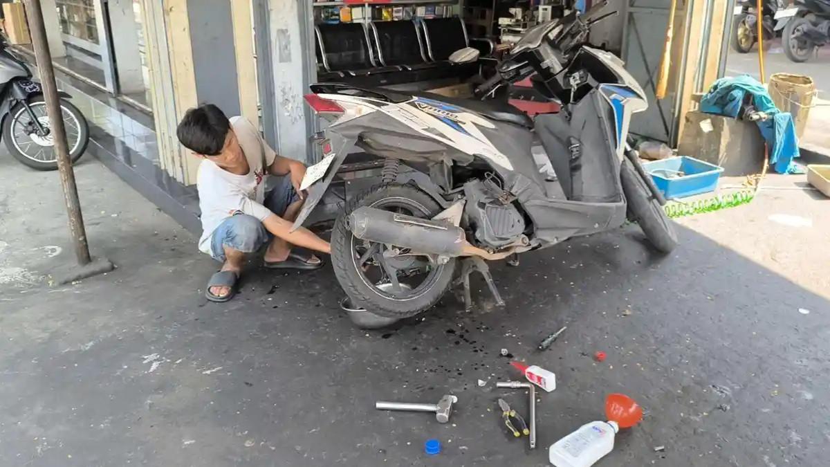 SERVICE MOTOR - Harga oli dan ban motor mengalami kenaikan dalam sebulan terakhir di Kabupaten Klaten akibat melemahnya rupiah terhadap dolar AS, Jumat (5/6/2026). Kenaikan harga oli bahkan sudah terjadi hingga empat kali hingga membuat penjualan bengkel lesu.
