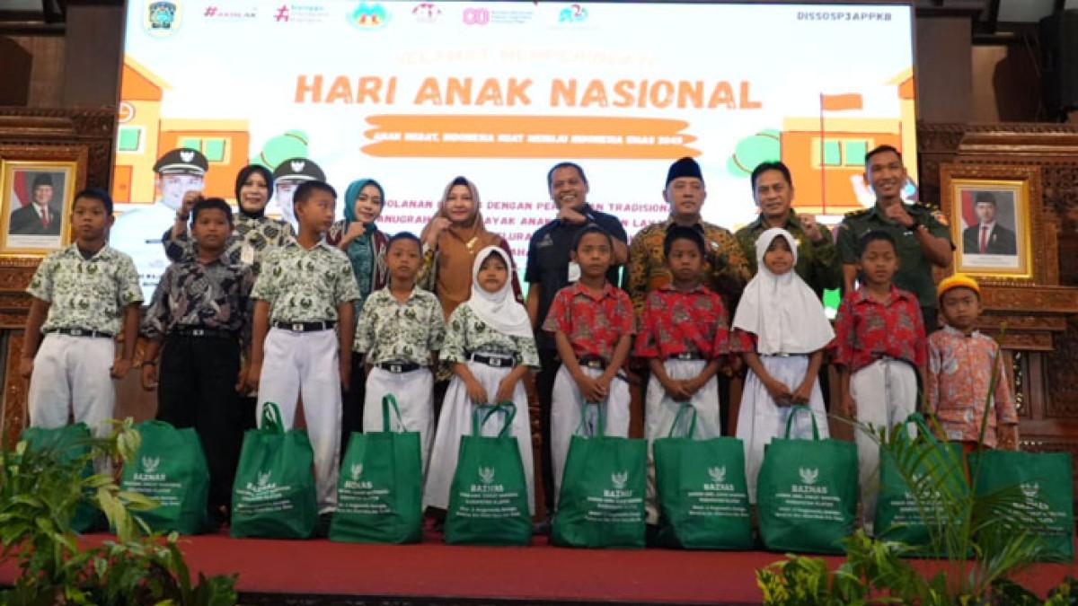 HARI ANAK NASIONAL - Pemerintah Kabupaten Klaten memperingati Hari Anak Nasional (HAN) ke-41 dengan menggelar permainan tradisional di Pendopo Kabupaten, Kamis (31/7/2025). Kegiatan ini diikuti anak-anak dari berbagai sekolah dan komunitas.
