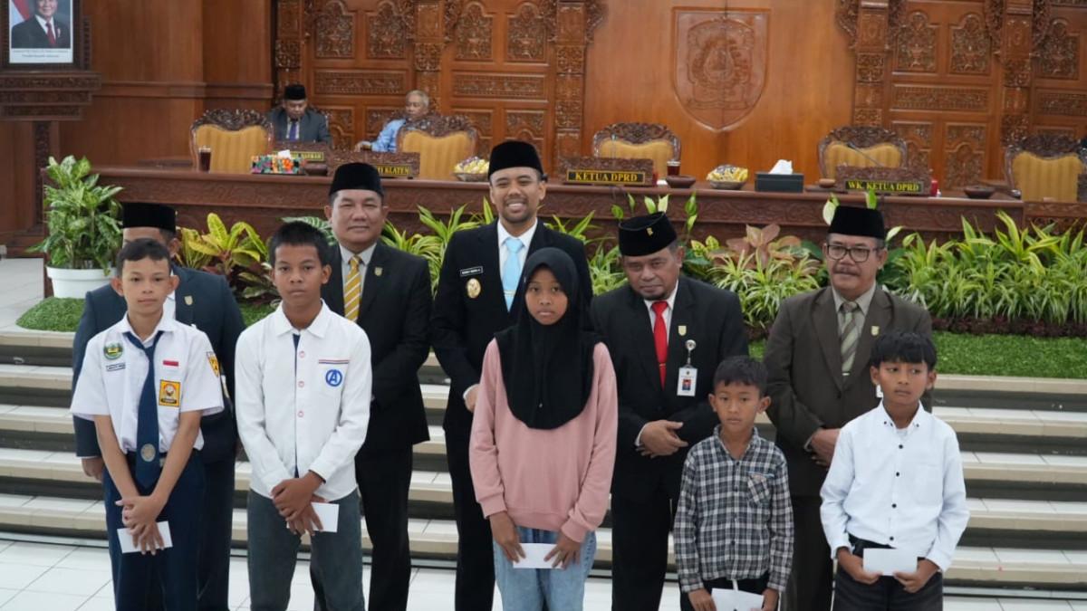 HUT DPRD KLATEN - Penyerahan santunan kepada penerima dalam rangka memperingati Hari Ulang Tahun ke-75 DPRD Klaten, di Gedung Paripurna DPRD Klaten pada Selasa (28/10/2025).