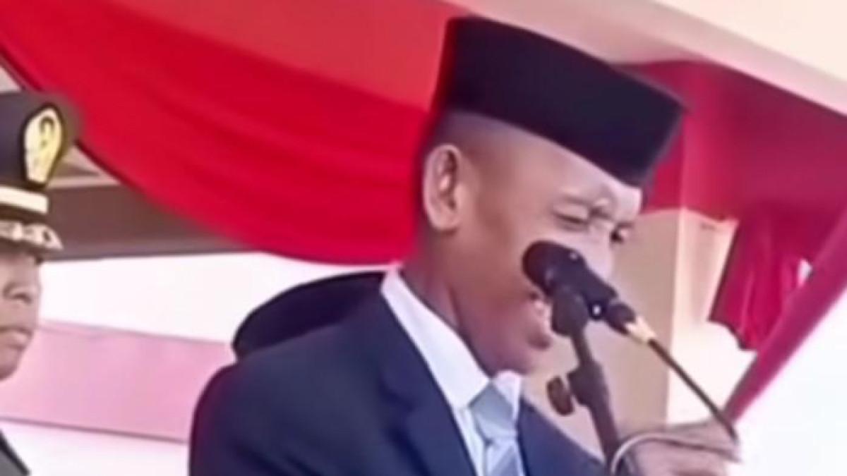 SOSOK HARIMAN IBRAHIM -- Hariman Ibrahim saat Upacara Hari Peringatan Kesaktian Pancasila di halaman Kantor Bupati Pasangkayu, Rabu (1/10/2025). Dalam momen tersebut ia gagap saat baca Pembukaan UUD 1945 hingga viral di media sosial.