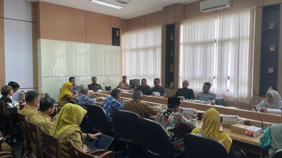 RAPAT DPRD SUKOHARJO - Hearing Komisi II DPRD Sukoharjo bersama Perwakilan komunitas korban tabungan di BPR PT BKK Jawa Tengah Kecamatan Tawangsari, Senin (1/12/2025).