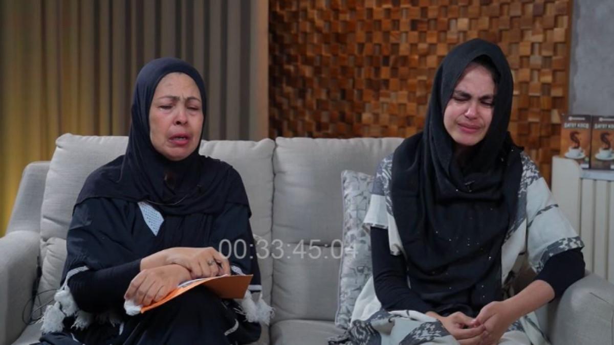 CURHAT HELWA BACHMID - Helwa Bachmid (kanan) tampil di YouTube dr Richard Lee bersama ibunya (kiri). Ia mengaku sempat makan nasi campur air teh saat hamil.