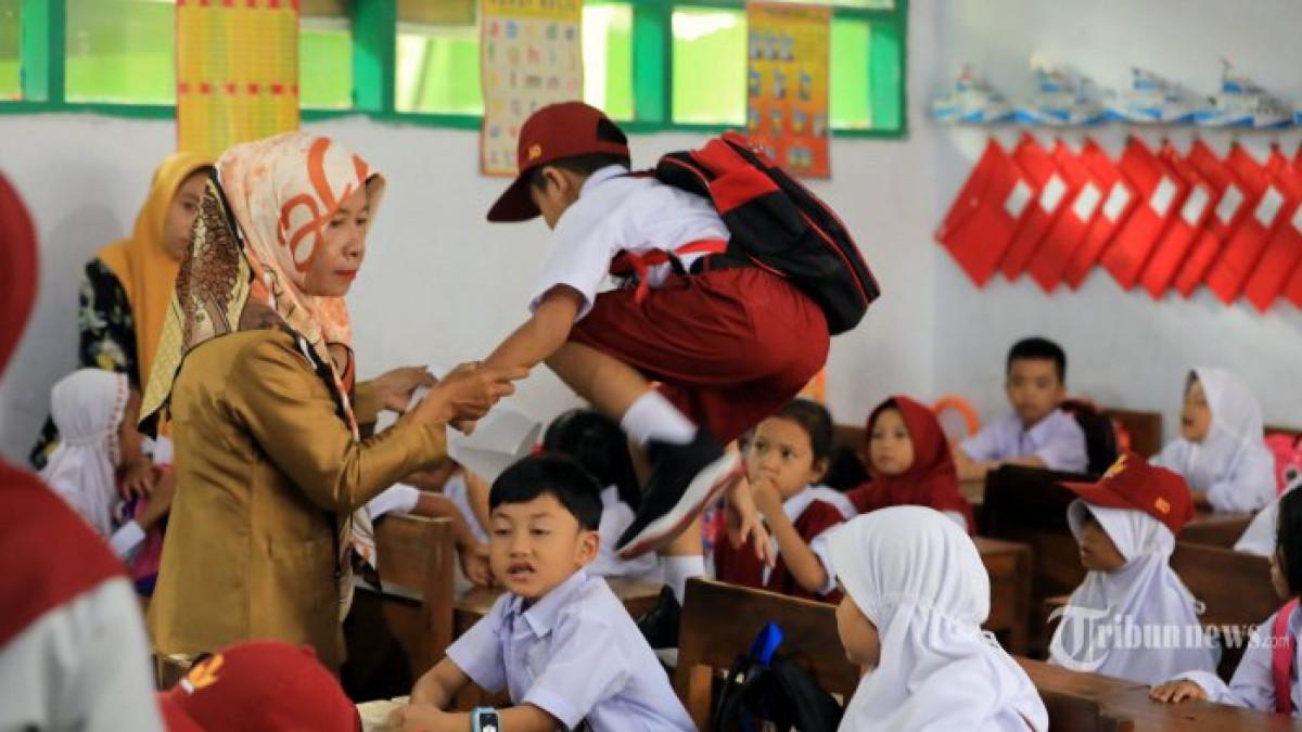 Jawaban IPA Kelas 8 Halaman 175: Mengapa Suhu dan Banyaknya Air Yang Digunakan Harus Sama?