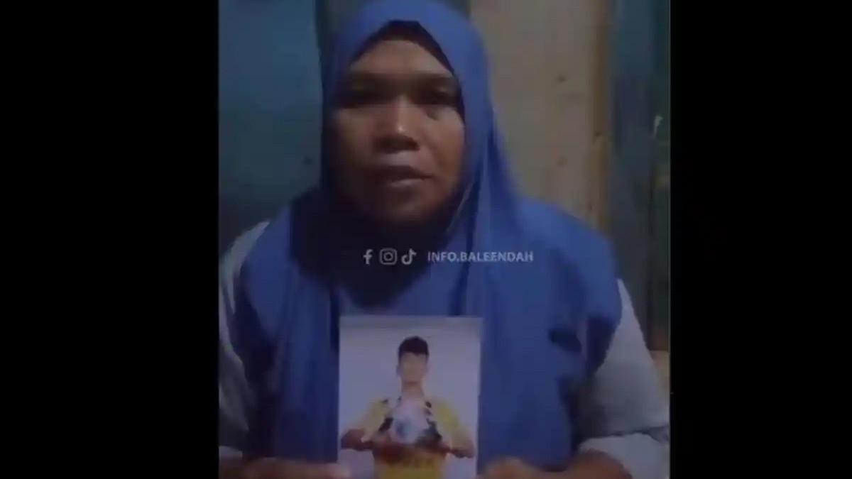 PEMAIN KORBAN TPPO - Ibu memperlihatkan foto Rizki Nur Fadhilah