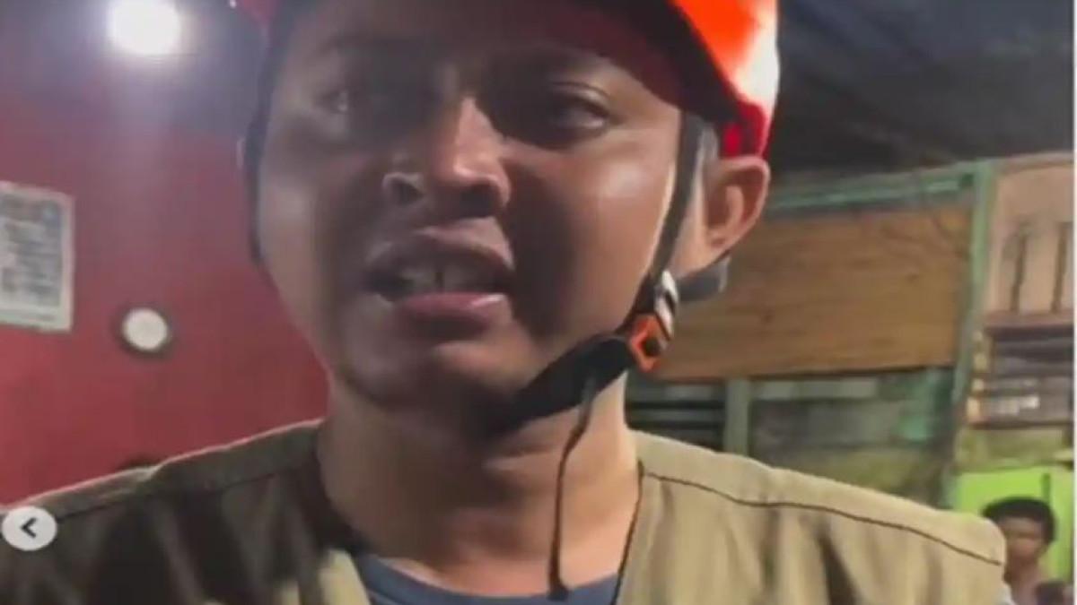 BANJIR ACEH- Ifan, seorang petugas BPBD Kabupaten Aceh Tamiang, tak kuasa menahan tangis mengaku tidak sanggup mengangkut 30 jenazah yang belum dapat dievakuasi