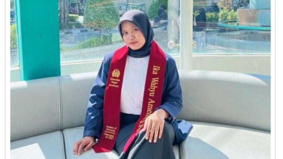 SOSOK BERPRESTASI - Ika Wahyu Amelia, anak buruh pabrik yang berhasil menjadi wisudawan terbaik Unesa. TribunNewsmaker.com | .