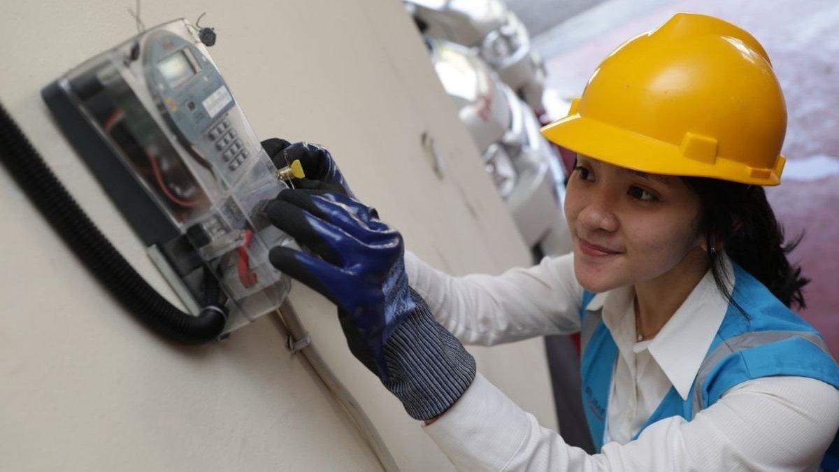 STAFF PLN - Ilustrasi staff sedang cek meteran listrik PLN diunduh dari dokumen PLN Rabu (26/2/2025). PLN masih menggelar diskon listrik 50 persen hingga Mei 2025.