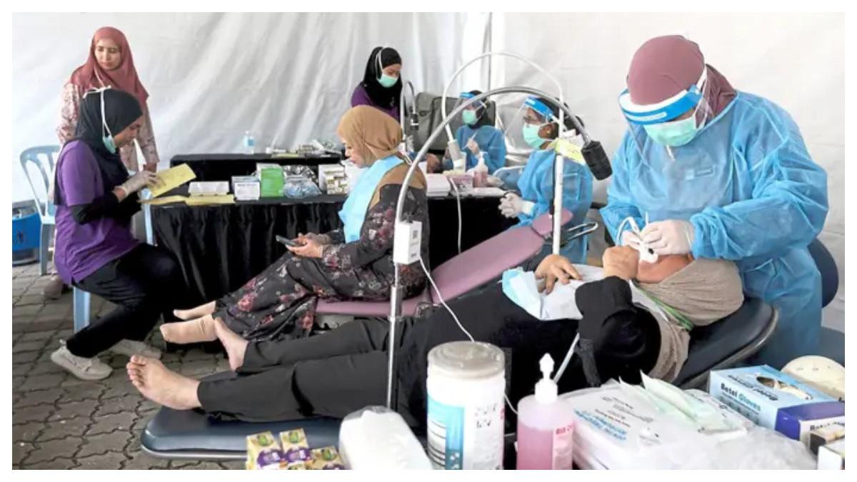 Ucapkan 'aaah': Anggota komunitas tunanetra mendapatkan pemeriksaan gigi gratis sebagai bagian dari kegiatan selama Hari Braille Sedunia di Kuala Lumpur.