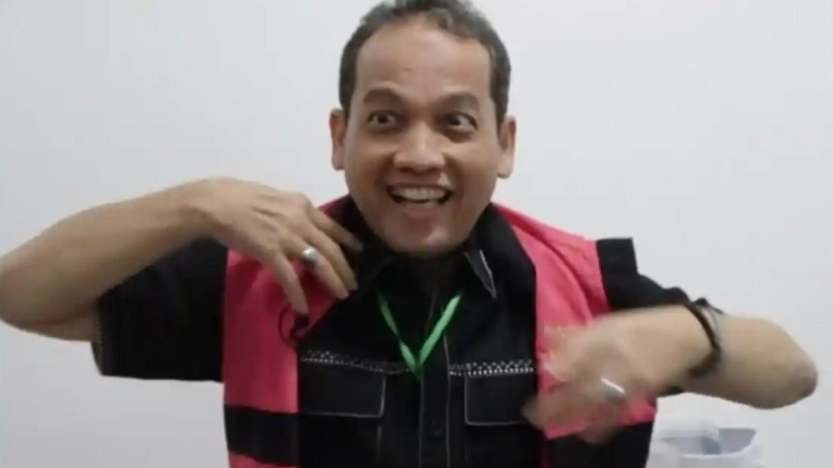 PELAKU KORUPSI BBM - Irfan Assardi Siregar, mantan Camat Medan Polonia melempar senyum saat petugas dari Kejaksaan menahannya korupsi belanja bahan bakar minyak (BBM) jenis solar subsidi untuk kendaraan operasional pengangkut sampah tahun anggaran 2024, Rabu (12/11/2025).