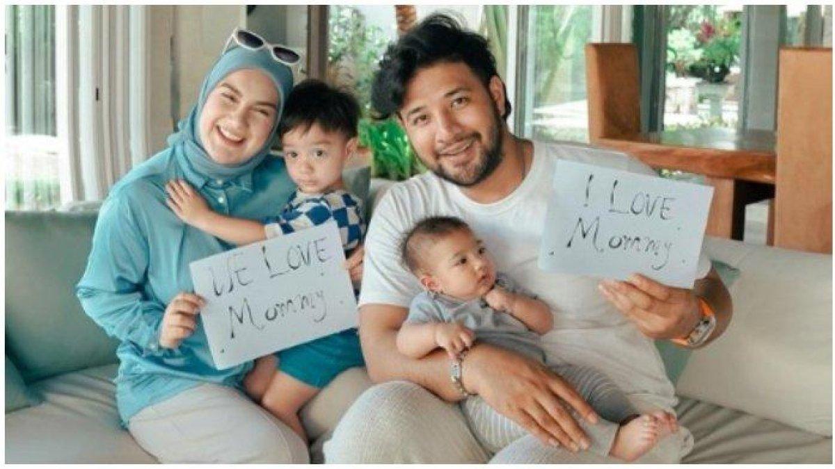 Irish Bella dan Ammar Zoni beserta anaknya