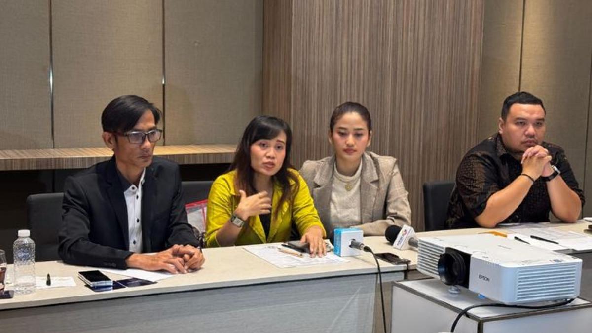 ALIFF ALLI DILAPORKAN - Istri sah Aliff Ali, Nuning Irpana di Polda Metro Jaya, Jumat (7/11/2025).