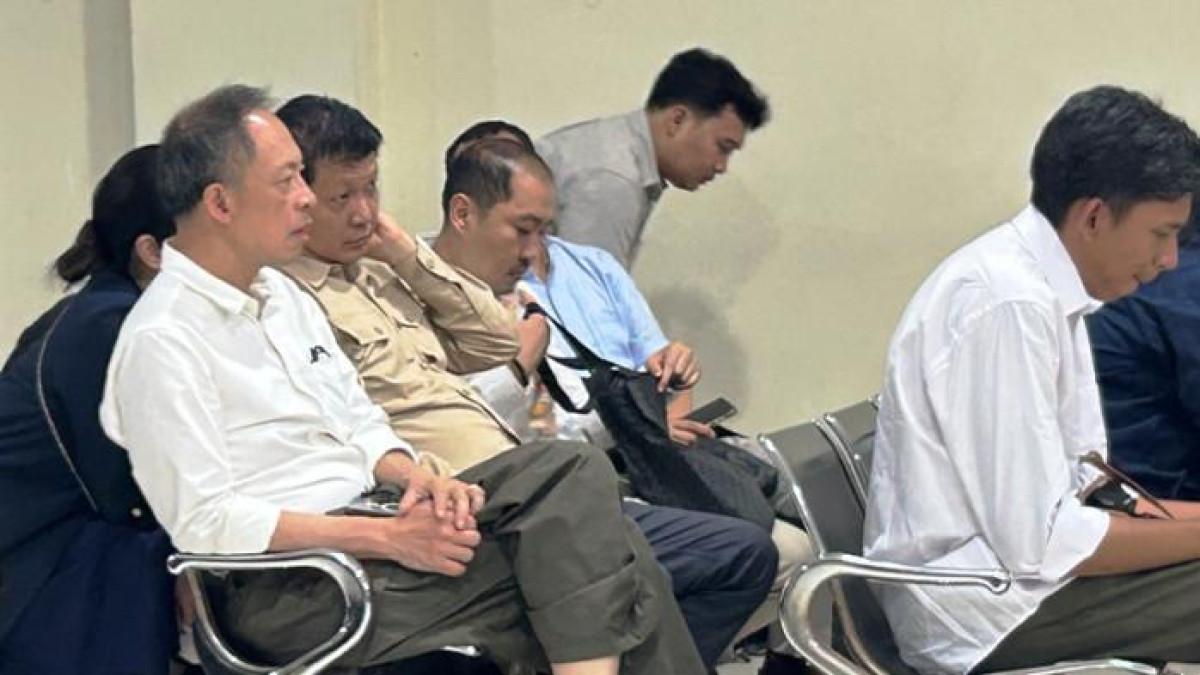 DUDUK BERSAMA - Iwan Setiawan Lukminto mengenakan kemeja krem duduk bersama adiknya Iwan Kurniawan Lukminto di samping kirinya seusai sidang putusan di Pengadilan Tipikor Semarang, Rabu (6/5/2026).