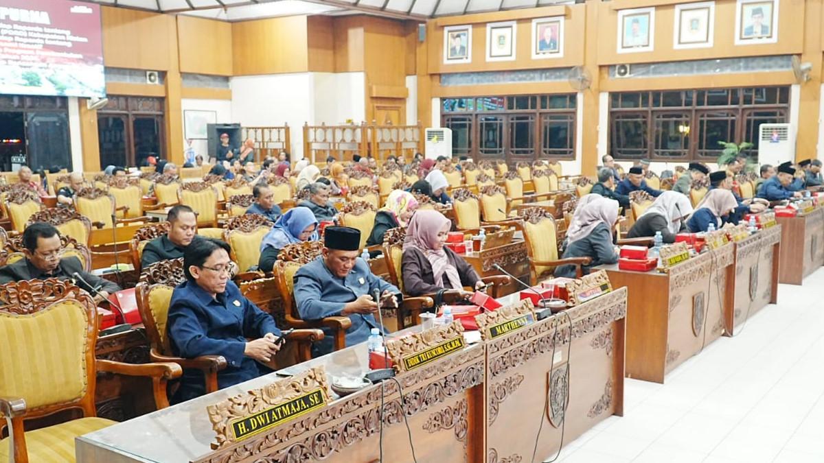 RAPAT DPRD KLATEN - Jajaran anggota DPRD dan tamu undangan memenuhi kursi Gedung Sidang Paripurna, agenda pembahasan dan persetujuan bersama terhadap tiga Raperda, Senin (17/11/2025) malam.