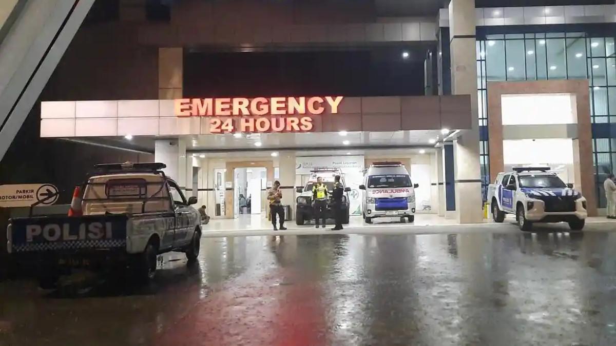 KECELAKAAN TOL BAWEN - Jajaran kepolisian melakukan penjagaan di depan RS At-Tin Bawen usai seluruh korban kecelakaan beruntun di Exit Tol Bawen dilarikan ke rumah sakit, Selasa (3/3/2026) malam.