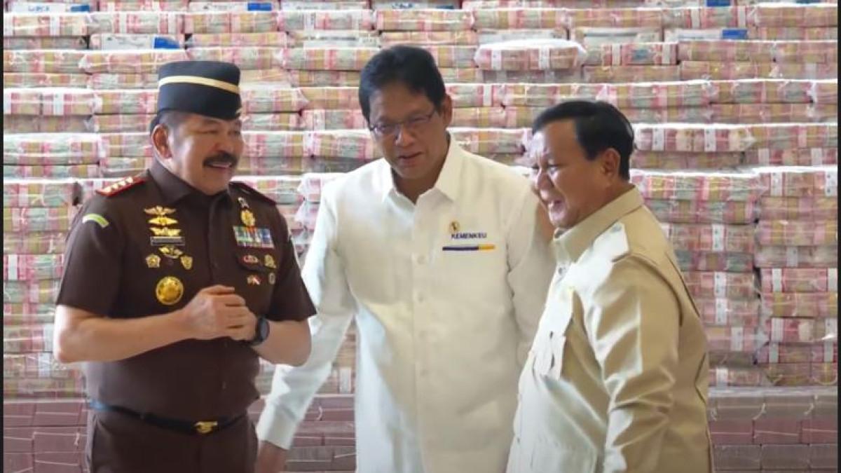 PRABOWO CANDAI PURBAYA - Jaksa Agung Burhanuddin, Menkeu Purbaya, dan Presiden Prabowo, di depan tembok duit korupsi ekspor CPO yang dikembalikan ke negara, 20 Oktober 2025