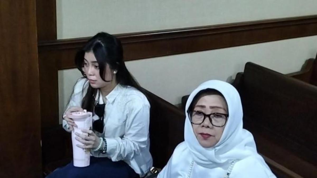 SIDANG AMMAR ZONI - Jelang sidang kasus narkoba Ammar Zoni di Pengadilan Negeri Jakarta Pusat, Kamis (23/10/2025) hari ini., sang kekasih Kamelia, sudah hadir di ruang sidang bersama ibunda sang sartis