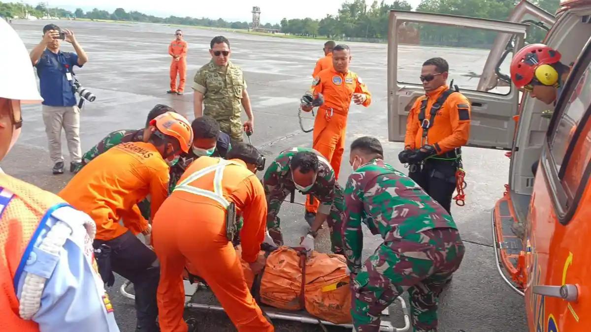 PESAWAT JATUH - Jenazah korban pertama yang ditemukan dalam tragedi jatuhnya pesawat ATR 42-500 tiba di Lanud bandara Sultan Hasanuddin, Maros, Rabu (21/1/2026) pagi. Jenazah dievakuasi menggunakan helikopter dari Desa Lampeso, Kecamatan Cenrana, Maros.