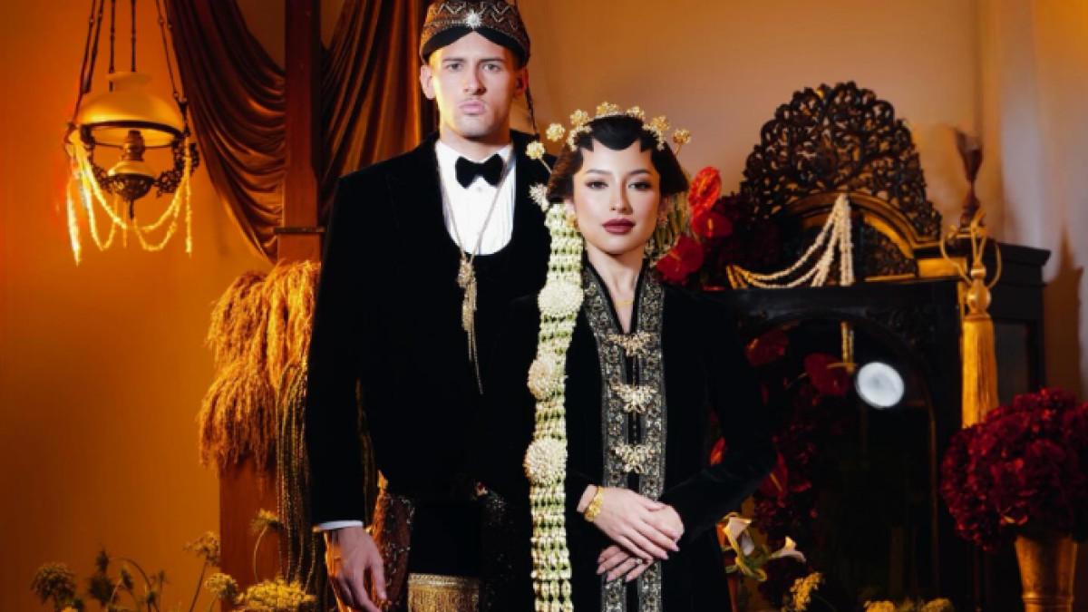 PEMAIN TIMNAS - Menuju halal! Jennifer Coppen dan Justin Hubner pamer foto prewedding adat Jawa, aura pengantin terpancar
