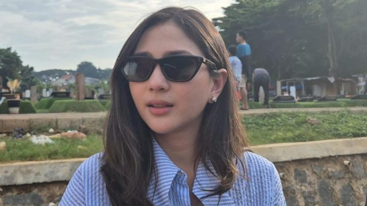 Jessica Mila saat berada di TPU Tanah Kusir, Senin (9/3/2026).