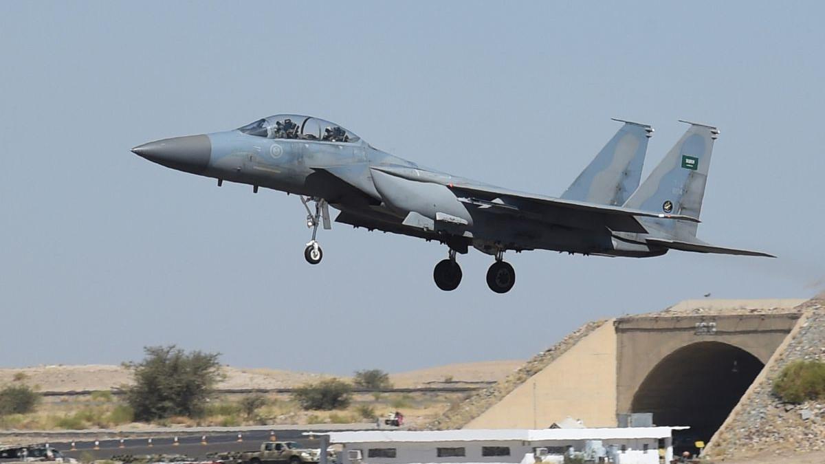 KONFLIK TIMUR TENGAH - Gambar yang diambil pada 16 November 2015 memperlihatkan jet tempur F-15 milik Arab Saudi mendarat di Pangkalan Khamis Mushayt, sekitar 880 kilometer dari Riyadh.