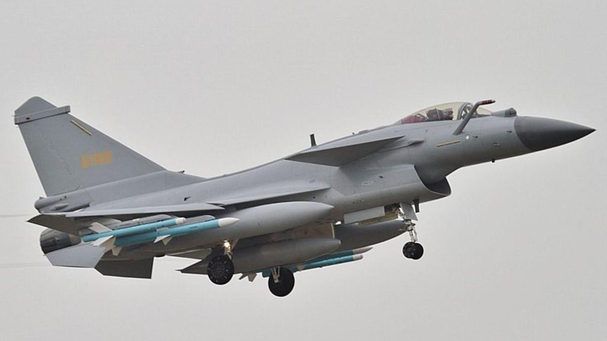 JET TEMPUR - Jet tempur J-10 yang merupakan jet tempur multiperan. Dibuat oleh perusahaan Chengdu Aerospace Corporation di China.(WIKIMEDIA COMMONS)