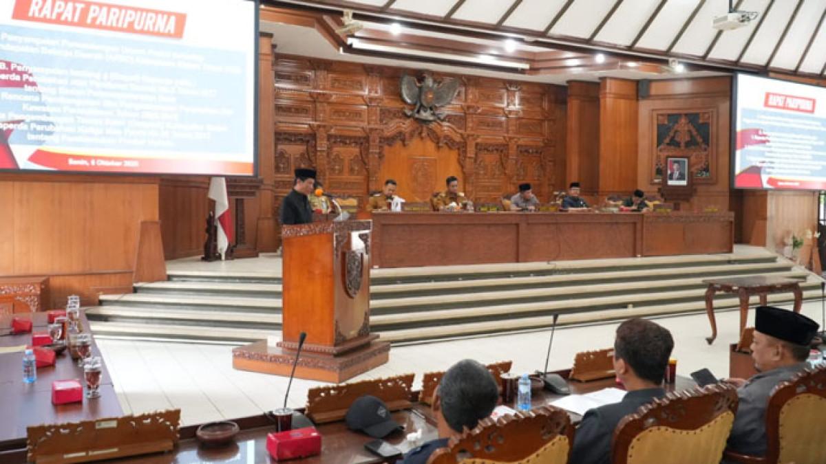 RAPAT DPRD KLATEN - Juru bicara Fraksi DPRD Klaten sampaikan Pandangan Umum Fraksi terhadap Anggaran Pendapatan Belanja Daerah (APBD) Kabupaten Klaten Tahun 2026, di Ruang Rapat Paripurna DPRD Klaten, pada Senin (6/10/2025).