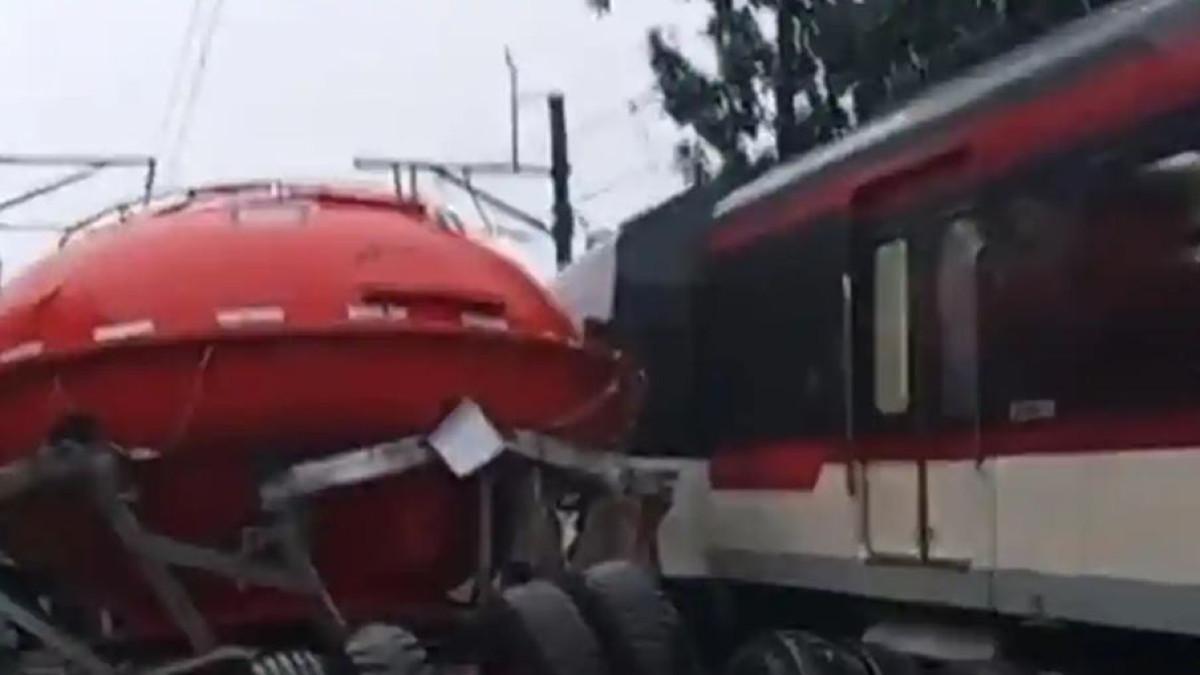 KERETA BANDARA - Tangkapan layar video detik-detik KA Bandara tabrak truk pengangkut sekoci di Stasiun Poris, Kota Tangerang, Banten, Jumat (20/2).