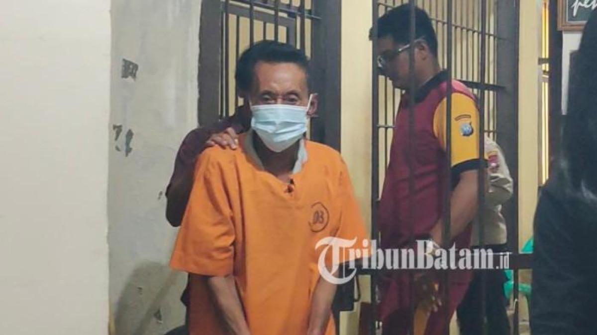 KONFERENSI PERS - Kakek 70 tahun menjadi tersangka perbuatan asusila terhadap dua anak di bawah umur. Polres Lingga gelar konferensi pers, Sabtu (22/11/2025).