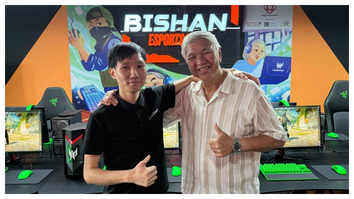 Jimmy Tang (kanan), 76 tahun, belajar bermain Counter-Strike 2 dan telah merasakan manfaat kesehatan sejak saat itu - sekarang dia berharap dapat mengajari para lansia lainnya bersama pelatih Esports Academy, Lester Tan.