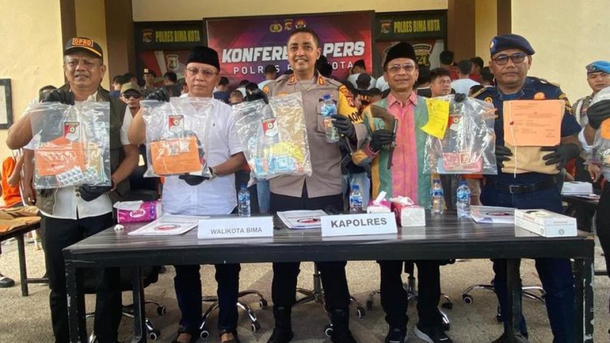 KASUS NARKOBA POLISI - Kapolres Bima Kota AKBP Didik Putra Kuncoro (tengah) saat menunjukkan barang bukti sabu dari 42 kasus yang diungkap selama tiga bulan, Senin (7/4/2025).