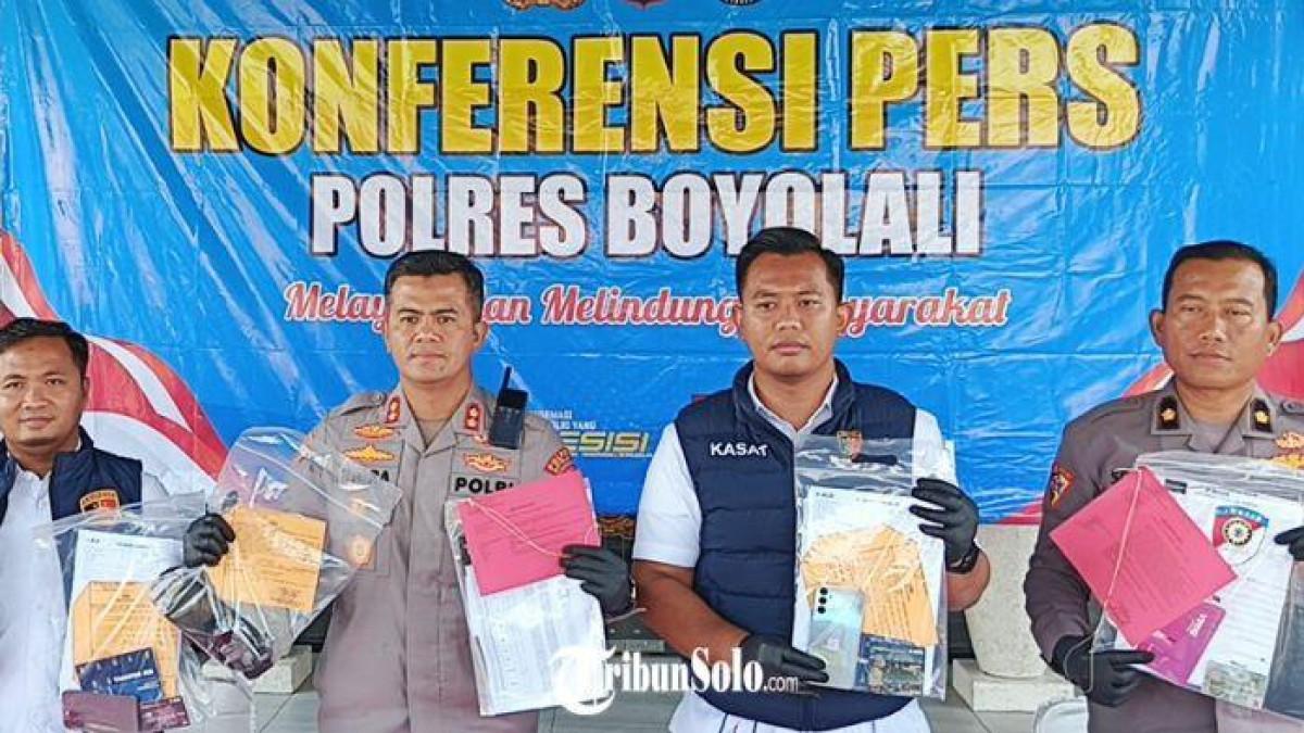 DUGAAN SATE MAUT - Kapolres Boyolali AKBP Indra Maulana Saputra (dua dari kiri), bersama PJU memperlihatkan barang bukti kejahatan pidana saat konferensi pers di Mapolres Boyolali, Selasa (19/5/2026).