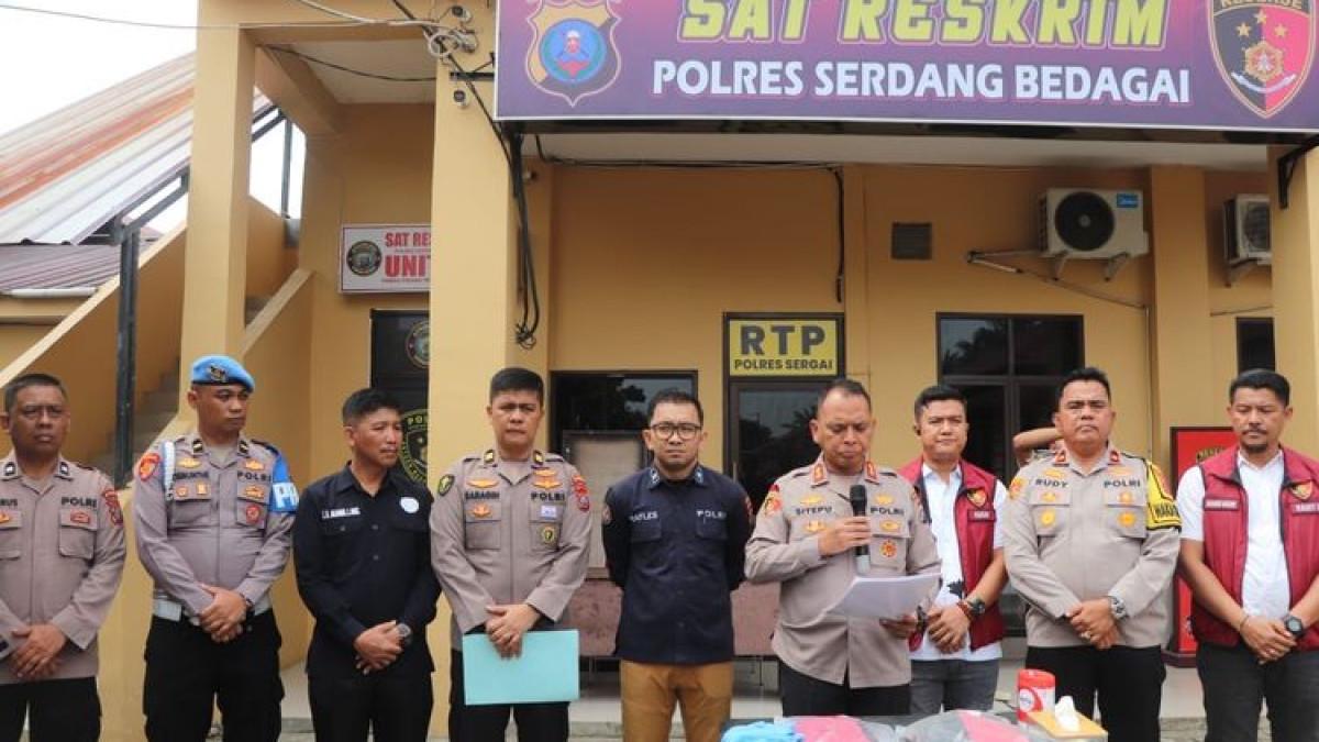 KONFERENSI PERS - Kapolres Sergai, AKBP Jhon Sitepu dan sejumlah jajarannya saat memaparkan pengungkapan identitas kerangka manusia yang ditemukan di pohon aren, Rabu (19/11/2025).