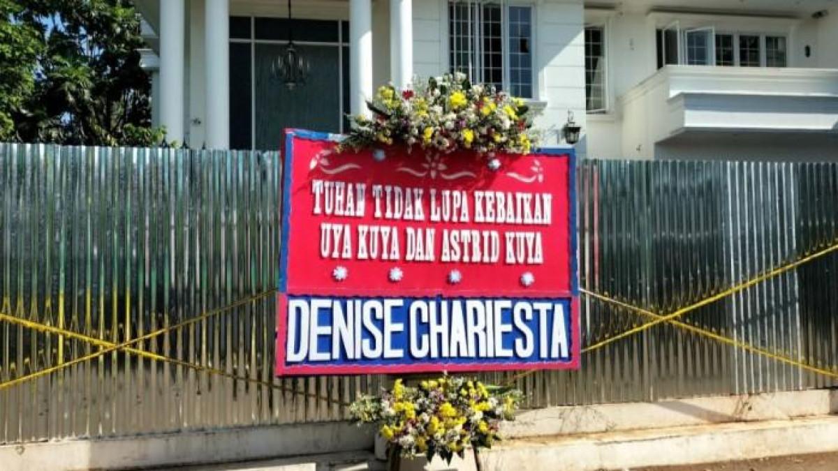 KARANGAN BUNGA - Karangan bunga dari Denise Chariesta menghiasi kediaman Uya Kuya, Selasa (2/9/2025). Sebelumnya rumah Uya Kuya di kawasan Duren Sawit, Jakarta Timur, dijarah.