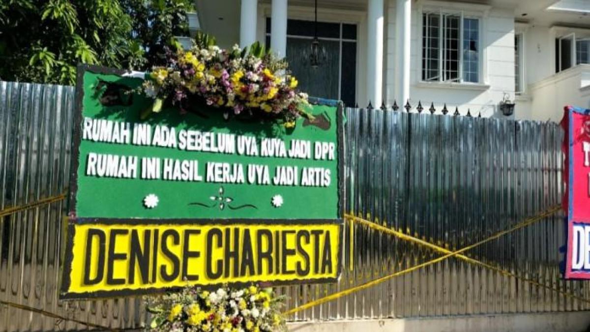 KARANGAN BUNGA - Karangan bunga dari Denise Chariesta menghiasi kediaman Uya Kuya, Selasa (2/9/2025). Sebelumnya rumah Uya Kuya di kawasan Duren Sawit, Jakarta Timur, dijarah.