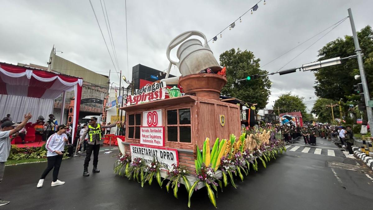 KARNAVAL PEMBANGUNAN KLATEN - Karnaval Pembangunan Kabupaten Klaten 2025 yang digelar pada Selasa (19/8/2025) disambut gegap gempita oleh masyarakat Kota Bersinar.
